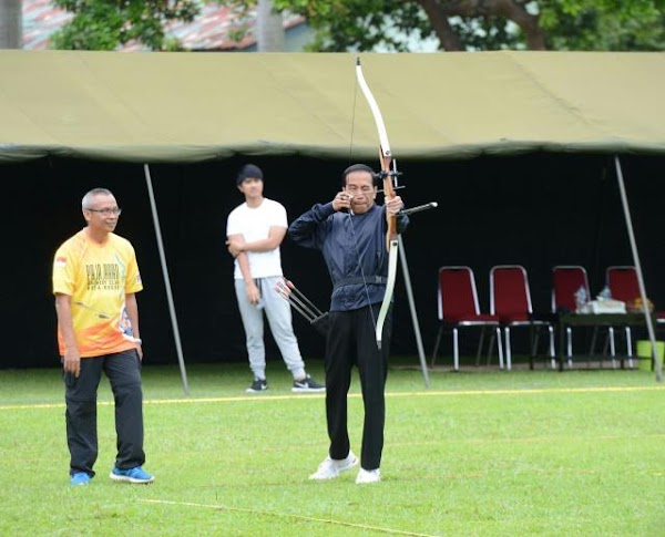 Bersiap Ikuti Kejuaraan, Presiden Jokowi Berlatih Panahan