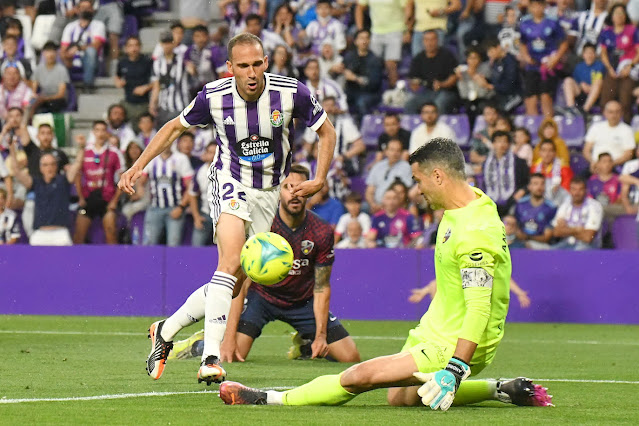 Andrés Fernández le saca el balón a Nacho en la jugada que precede al primer gol. REAL VALLADOLID C. F. 3 S. D. HUESCA 0 Domingo 29/05/2022, 20:00 horas. Campeonato de Liga de 2ª División, jornada 42. Valladolid, estadio José Zorrilla: 22.397 espectadores.