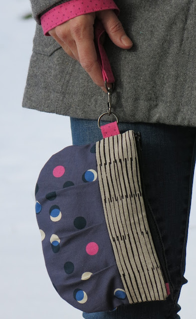 Luna Lovequilts - Pleated pouch in Cotton and steel fabrics - with wrist strap