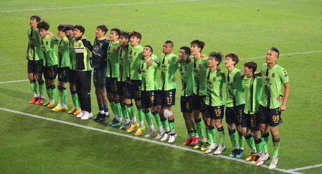 Jeonbuk Hyundai Motors players celebrate in front of their fans after progressing to the AFC Champions League Final (Photo Credit: Howard Cheng)