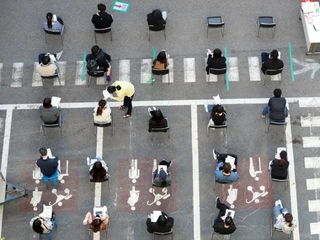 tes coronavirus di sebuah pusat kesehatan di Seoul