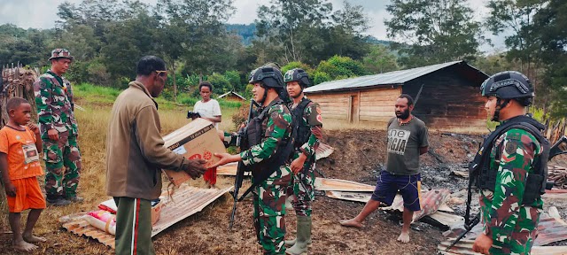 Aksi Cepat  Tanggap Yonif R 321/GT Bagikan Makanan Bantu Korban Kebakaran,  Distrik Napua jayawijaya