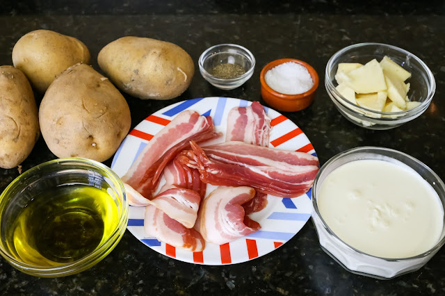 Imagen de ingredientes de patatas con bacon y salsa de queso