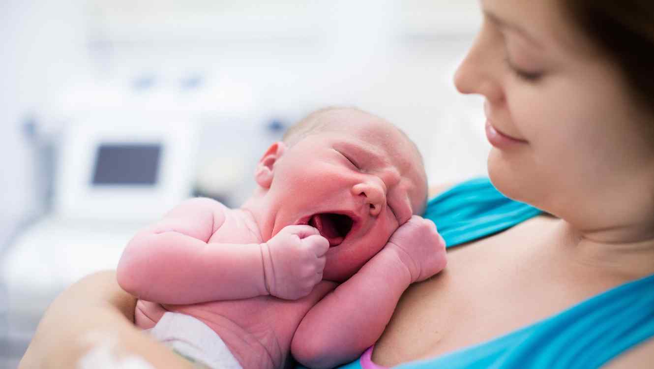 Joven Perpleja Embarazada Que Espera Que Un Bebé Recoja Ropa De Recién  Nacido En La Bolsa Para Un Hospital De Maternidad Imagen de archivo -  Imagen de paternidad, ropa: 277927003