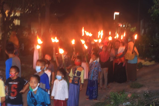 Pemuda Preketek Meriahkan Malam Idul Fitri Dengan Pawai Obor Keliling Kampung