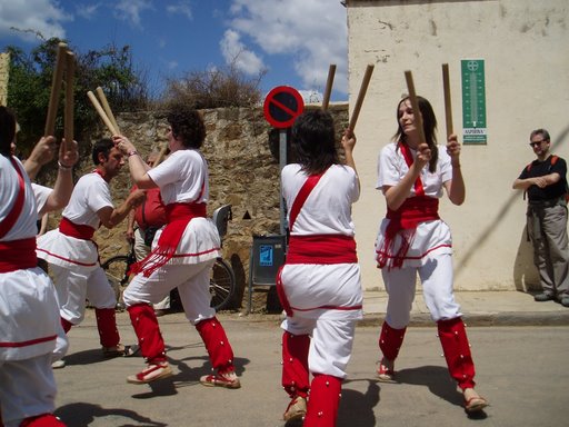 Bastoners de Malla dansant a Maià de Montcal