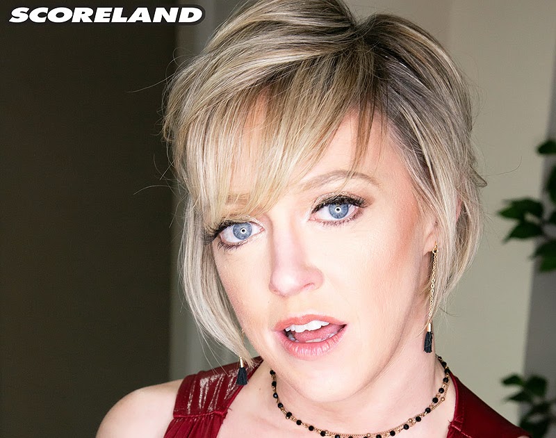 Big Titted Blonde Dee Williams Seduces A Man In A Leather Dress And Fur Coat Porn Pictures 