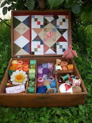 Las creaciones de Victoria. Patchwork.Costurero restaurado