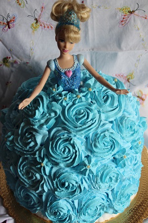 fusillialtegamino: Torta Barbie decorata con panna e auguri