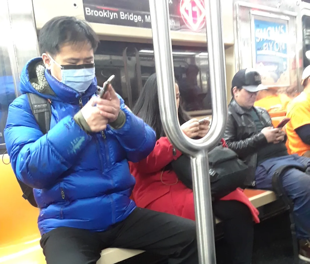 Video captó a policías arrastrando a pasajero que les pidió usar mascarilla en el Metro de Nueva York; alcalde quiere que los castiguen