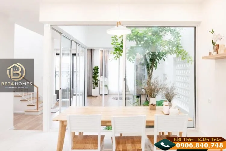 Bàn ăn được đặt giữa khu vực bếp nấu và giếng trời. 