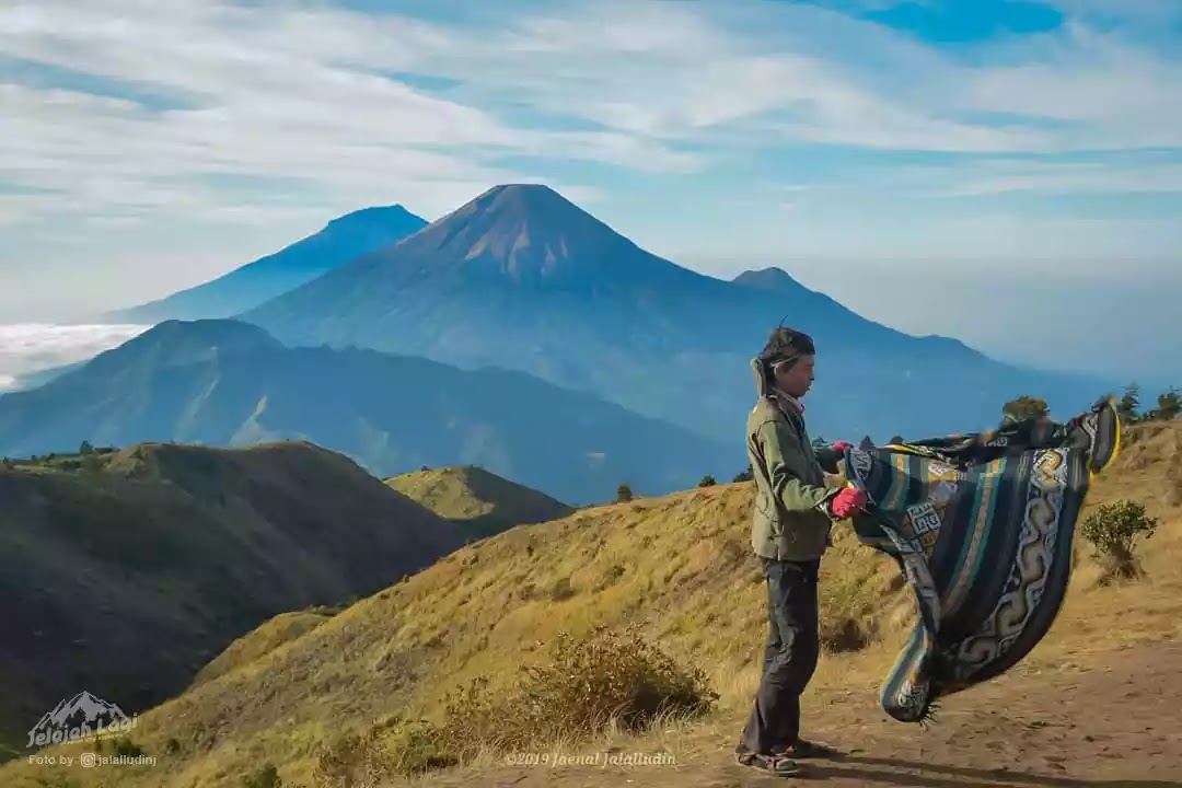 Pendaki di puncak Gunung Prau