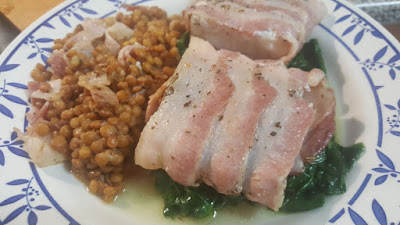 Bacalao fresco con panceta, lentejas y espinacas