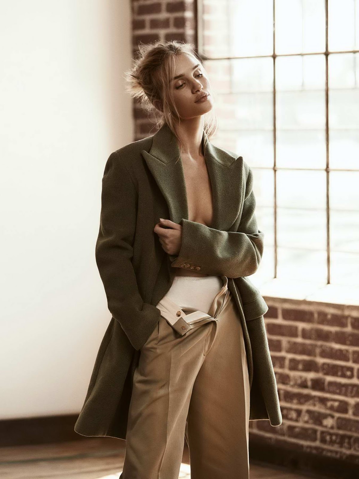 Rosie Huntington-Whiteley sexy fashion model magazine photo