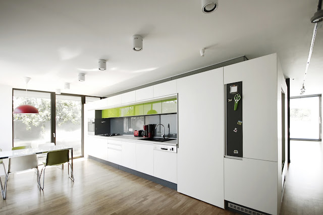 Simple modern kitchen in the Black On White House by Parasite Studio 