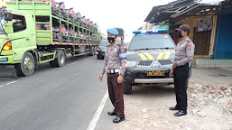 Strong Point Wiralodra, Personel Polsek Sukra Melaksanakan Patroli Mobile di Sepanjang Jalan Raya Pantura di Wilkumnya