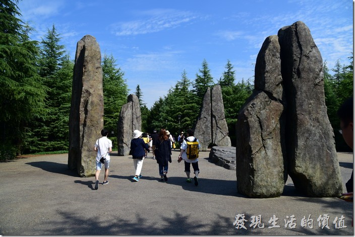 日本大阪-環球影城。「哈利波特」專區是日本環球影城新開發的一個區域，雖然開幕至今已經有一段時間了，但遊客還是非常的多，雖然現在幾乎已經不再需要拿預約票卷了，但排隊的人龍仍然得等1～2個小時才能進到霍格華茲城堡體驗。