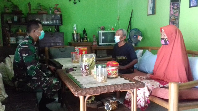 Gencarkan sosialisasi pencegahan Covid 19 Babinsa Koramil Ceper Datangi rumah ke rumah