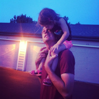 riding on daddy's shoulders <3 www.thebrighterwriter.blogspot.com