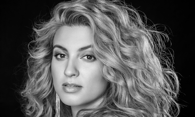 Primer plano del rostro de la cantante Tori Kelly