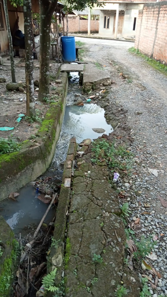 Gotong Royong Perbaikan Parit