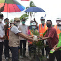 Bupati Ir.H.Zahir, MAP : Penanaman Perdana Kelapa Sawit Di Desa Laut Tador