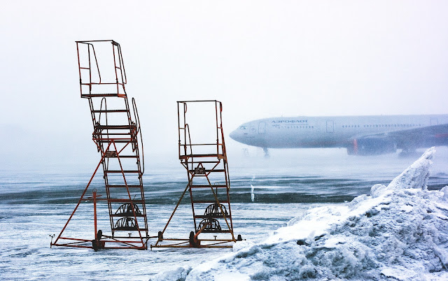 snowy-airplane