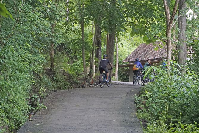 Jalur menuju Puncak Sosok banyak tanjakan