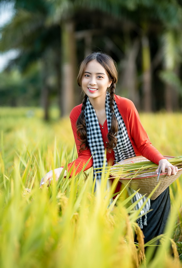 Thiếu nữ áo bà ba đỏ