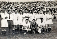 SEVILLA F. C. - Sevilla, España - Temporada 1934-35 - Fede, Bracero, Torróntegui, Campanal I, Segura, Alcázar, Tache y López; Euskalduna, Eizaguirre y Deva - F. C. SEVILLA 3 (Campanal I (2) y Bracero), C. S. SABADELL F. C. 0 - 30/06/1935 - Copa del Presidente de la República, final - Madrid, estadio de Chamartín - El F. C. SEVILLA gana su 1ª Copa de España