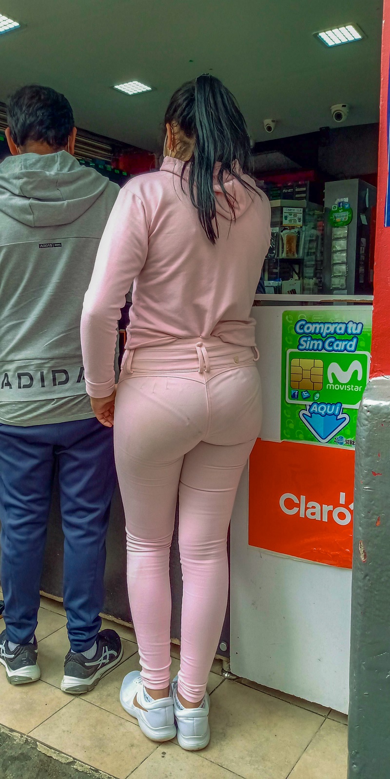 Chava Con Pantalon Pegado Marcando Calzon En La Tienda Mujeres Bellas