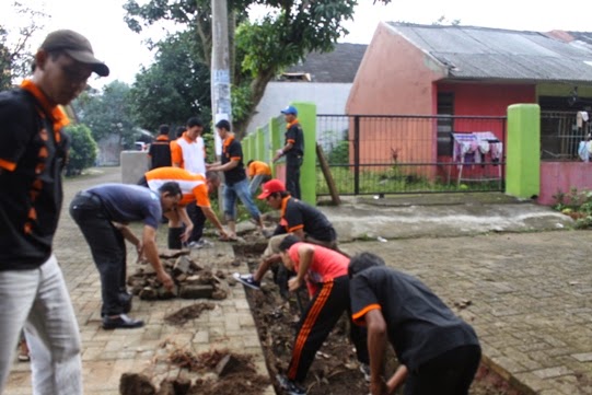 Ratusan Anggota Gafatar Bersihkan Lingkungan Warga Meruyung