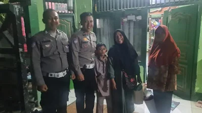 Aksi Mulia Polisi Bantu Ibu-Anak yang Kehabisan Tiket Bus Mudik