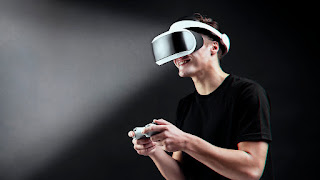 Homme portant un casque VR