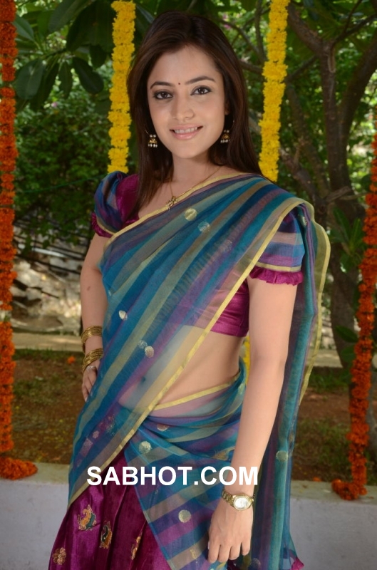 gorgeous nisha agarwal at pressmeet in saree navel show stills sabhotcom %281%29 - Nisha agarwal shows navel in saree