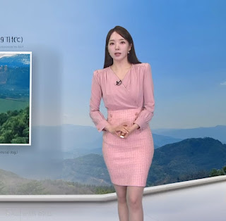20250313 박소연 기상캐스터 핑크색 투피스 랩블라우스 미니스커트 찰떡 궁합