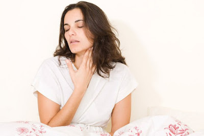 Sốt và nhức đầu do triệu chứng viêm họng cần làm gì