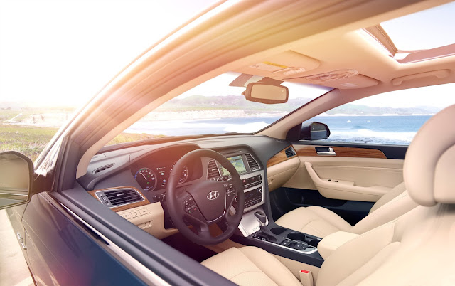 Interior view of 2016 Hyundai Sonata Hybrid