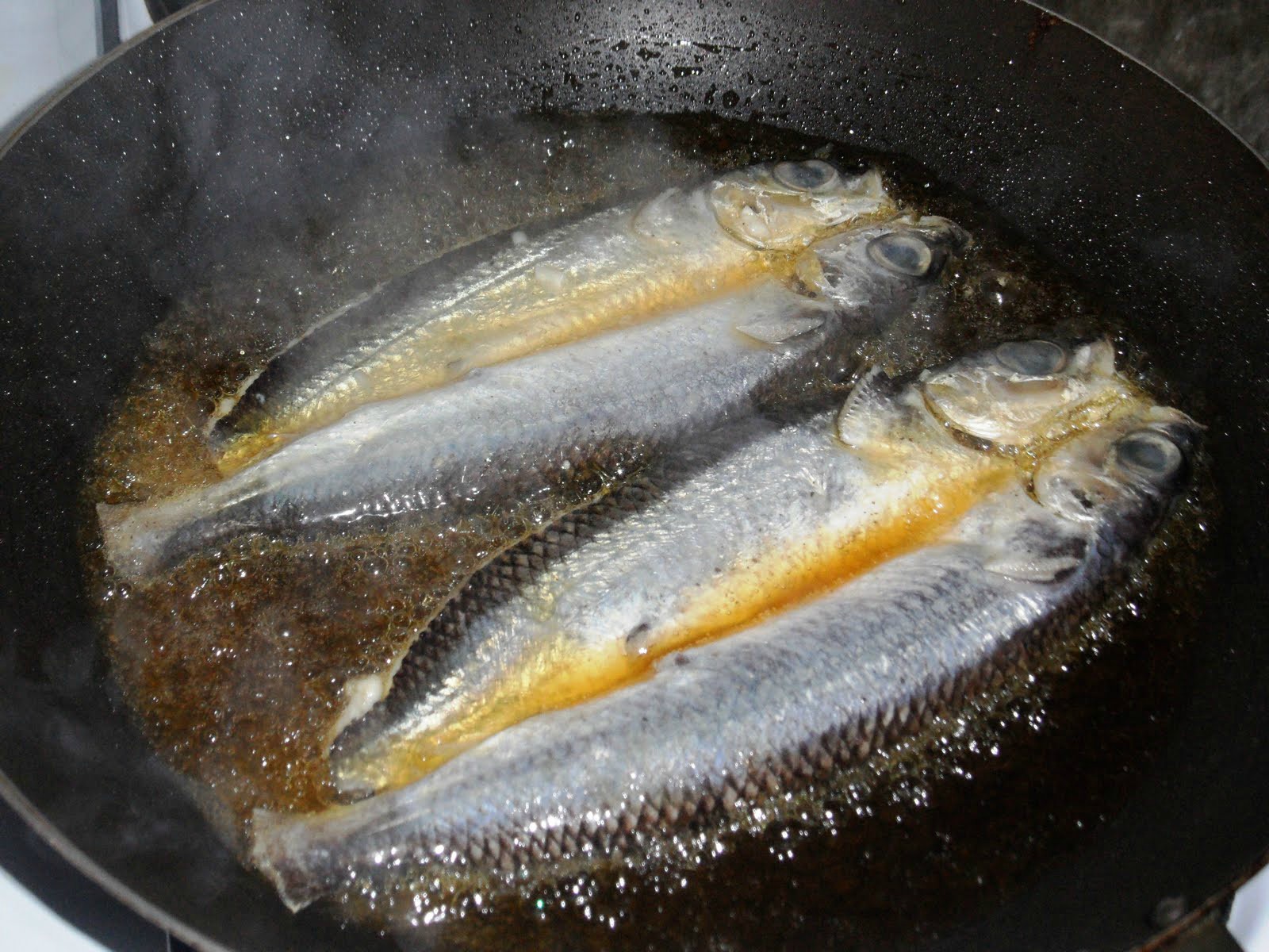 Tips Menggoreng Ikan Agar Minyaknya Tidak Meletup Berita