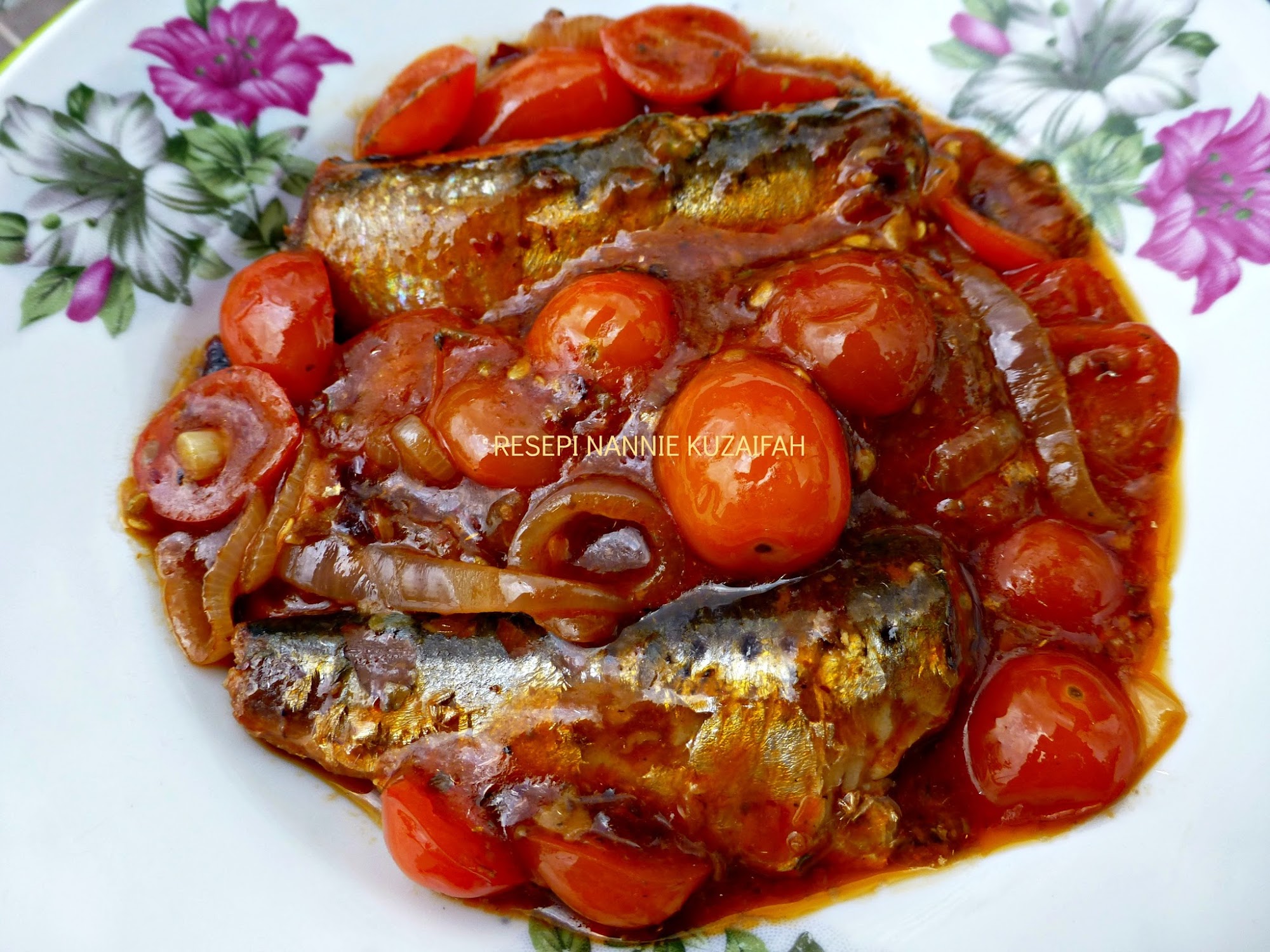 RESEPI NENNIE KHUZAIFAH: Sambal tumis ikan sardin campur 