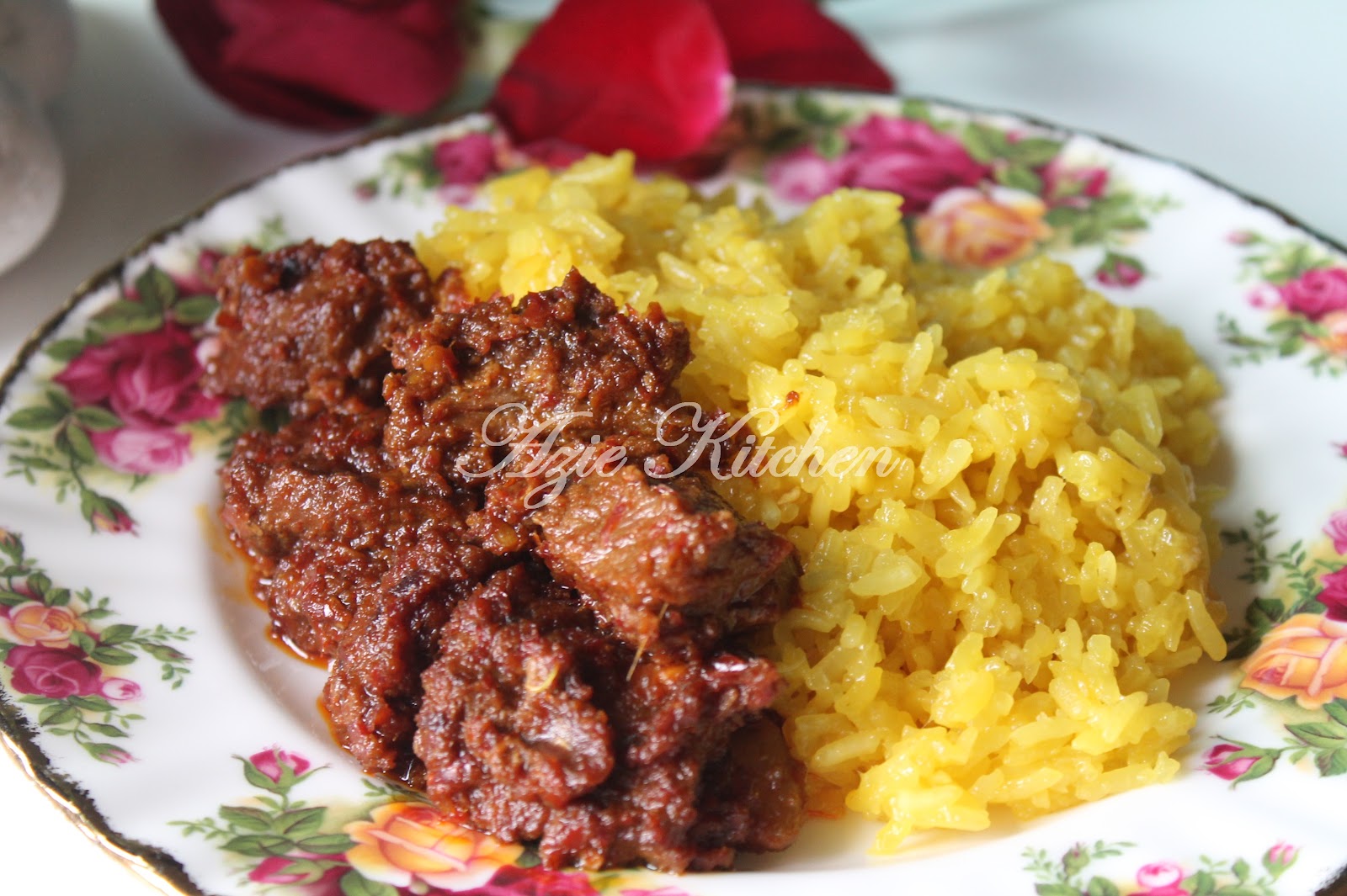 Pulut Kuning Dengan Rendang Daging - Azie Kitchen