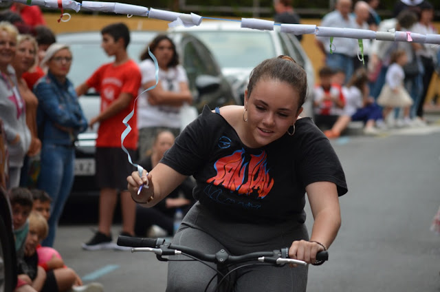 Ninguna cinta se resiste a los niños de Llano en sus fiestas