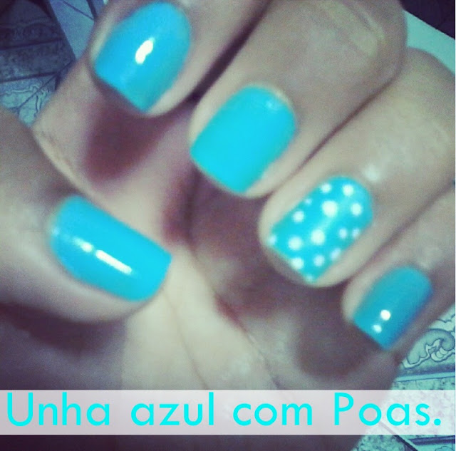 Unha azul com Poas.