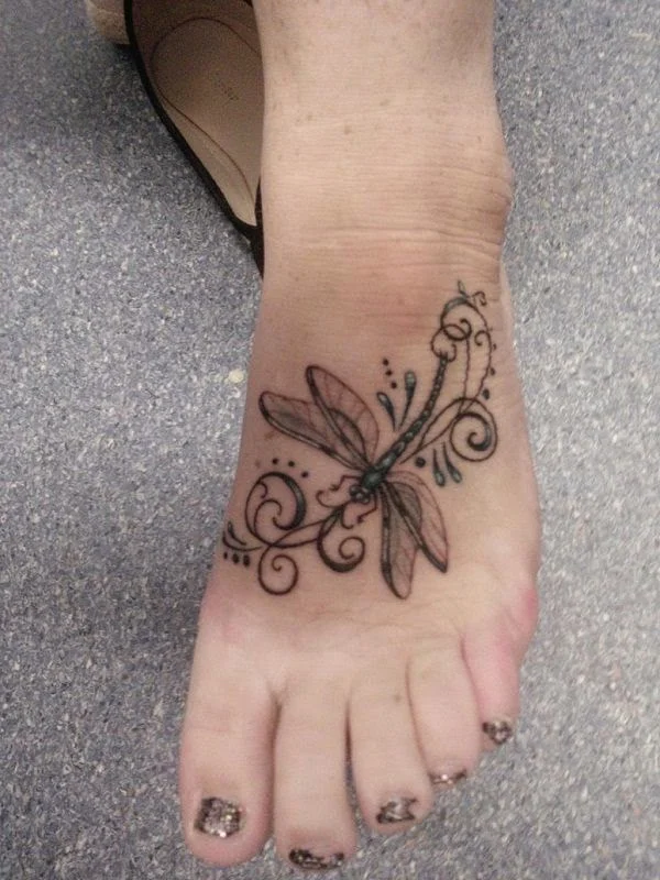 Vemos tatuajes femeninos para pies de libelula