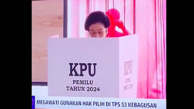 Detik-detik Sosok Misterius Ngintip Megawati Mencoblos di Bilik Suara