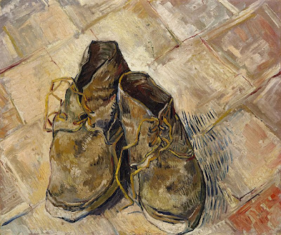  quadro de um par de sapatos marrons em um chão de cerâmica quadrada  