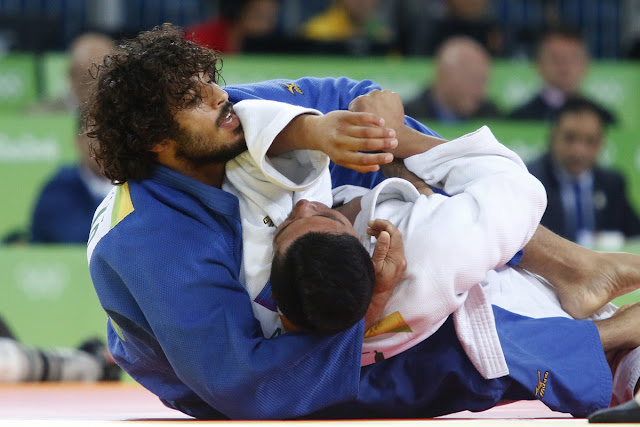 Asley González (azul) de Cuba, derrota a Marcus Michel (blanco) de Bolivia, en las preliminares de la categoría de los 90  Kg del judo masculino de los Juegos Olímpicos de Río de Janeiro, en el Arena Carioca 2, en Barra de Tijuca,  Brasil, el 10 de agosto de 2016.