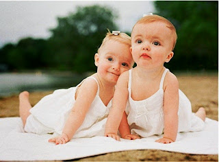 Foto bayi kembar lucu gratis