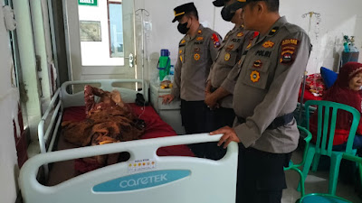 Wujudkan Kepedulian Terhadap Masyarakat, Satbimas Polres Solok Kota Bezuk Warga yang Sakit