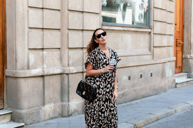 Fashion South con vestido de animal print de hm y gafas Rayban